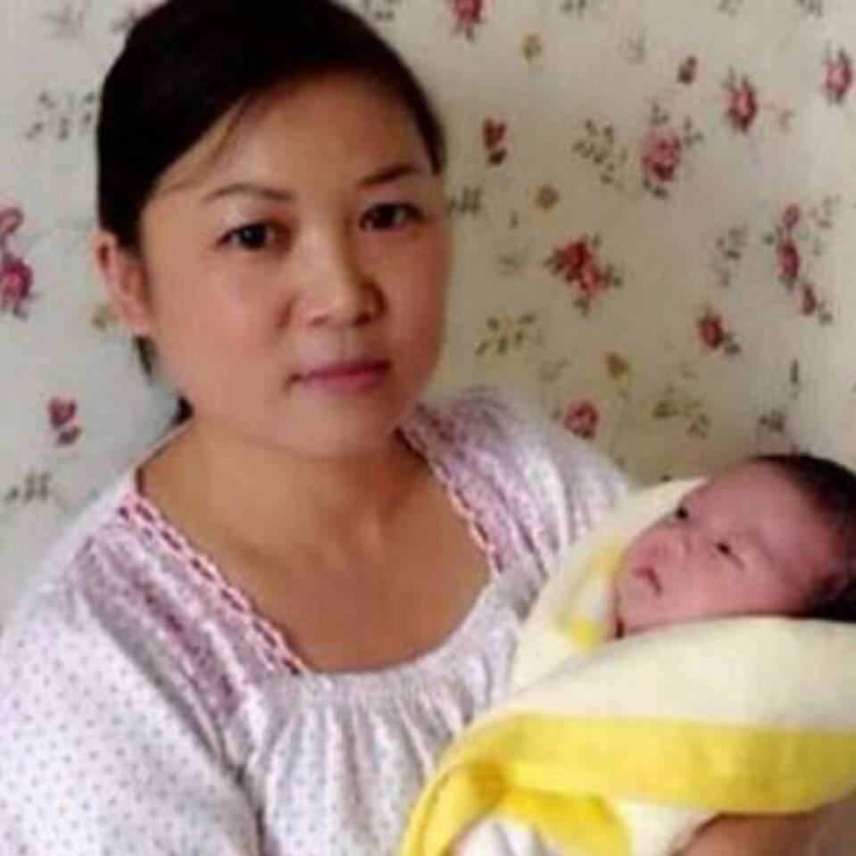 帶寶寶經(jīng)驗豐富的育兒嫂提供